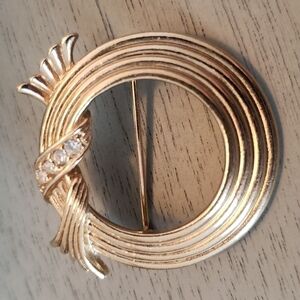 Vintage avon pin & pierced earrings set goldtone & crystals